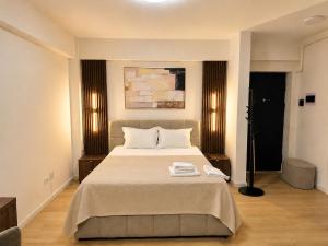 a bedroom with a large bed with two towels on it at Piatra Studio Garden in Piatra Neamţ
