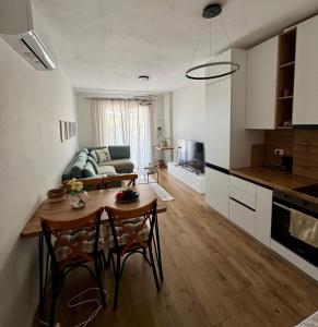 a kitchen and living room with a table and chairs at Erli's Apartment in Golem