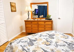 a bedroom with a bed and a dresser and a mirror at 3697 Orlando Vacational Apartment in Orlando