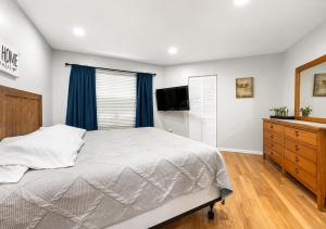 a bedroom with a bed and a dresser and a television at 3697 Orlando Vacational Apartment in Orlando +76 photos
