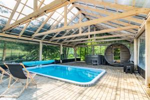 an indoor swimming pool in a house with a roof at Ale Jazz w cenie jacuzzi i basen in Nowe Miasto