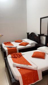 eine Gruppe von vier Betten in einem Zimmer in der Unterkunft Hotel Marios in Espinal