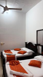 eine Gruppe von drei Betten in einem Zimmer in der Unterkunft Hotel Marios in Espinal