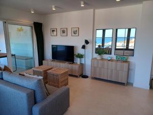 a living room with a couch and a television at Rosa de los Vientos 71 Renovado julio 2026 in Mijas Costa