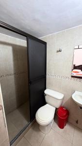 ein Badezimmer mit Toilette, Dusche und Waschbecken in der Unterkunft Hotel Marios in Espinal + 17 Fotos