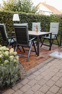 eine Terrasse mit Tisch und Stühlen in der Unterkunft Schöne Lage in Lage + 28 Fotos