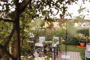 ein Tisch und Stühle stehen in einem Garten in der Unterkunft Schöne Lage in Lage