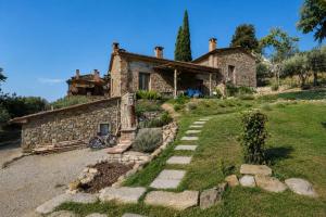 an old house on a hill with a pathway in front at Casale21 in Castiglion Fiorentino