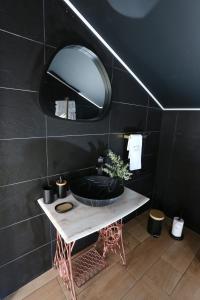 a bathroom with a sink and a mirror at Refúgio das Tílias in Santiago de Litém +59 photos
