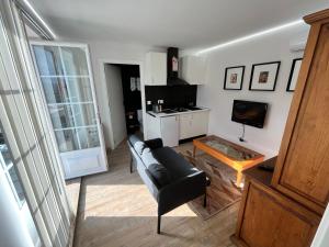 a living room with a couch and a table at Refúgio das Tílias in Santiago de Litém