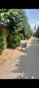 a sign sitting in the middle of a road at Le Garage, La Chambre in Fontevraud-l'Abbaye
