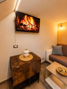 a living room with a fire on the wall at ZONA NAVIGLI Design Loft , Proiettore schermo 80" in Milan