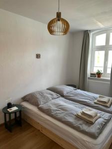 a bed with towels on it in a bedroom at Wohnen am Prenzlauer Tor in Pasewalk