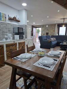 a wooden table in a living room with a kitchen at La Casona de Regolfo in Regolfo