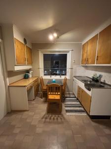 a kitchen with a table and chairs in a room at Homestay Hammerfest - Central - Lakeview in Hammerfest