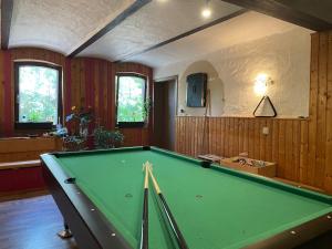 a pool table in a room with wooden walls at Zimmervermietung Tramm 