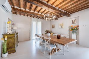 a dining room with a wooden table and chairs at Casale21 in Castiglion Fiorentino