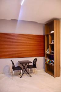 a dining room with two chairs and a table at Espaço inteiro apartamento com escritório in Ananindeua