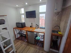 a desk with a computer and a monitor in a room at Monoambiente chico in Miramar