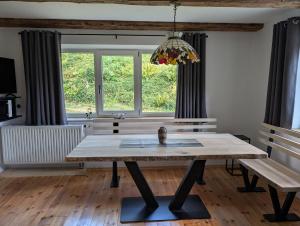 a dining room with a wooden table and benches at Ferienunterkunft Woidwärts in Schwarzach