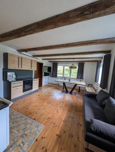 a living room with a couch and a table at Ferienunterkunft Woidwärts in Schwarzach