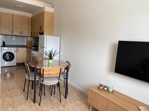 a kitchen and dining room with a table and chairs at Alma de Lemos - Apartamento Ribeira Sacra in Monforte de Lemos