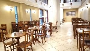 a restaurant with wooden tables and chairs in a room at Bravo City Hotel Campinas in Campinas +16 photos
