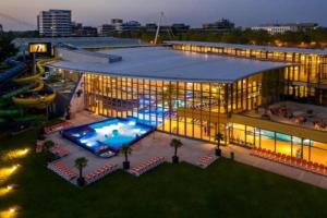a large building with a pool in front of it at Hinterhaus am Schloss Karlsruhe in Karlsruhe