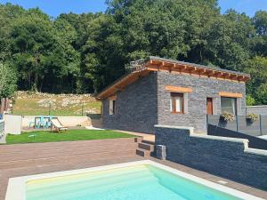 a small house with a pool in front of it at El Paraíso de Aitana in Ramales de la Victoria