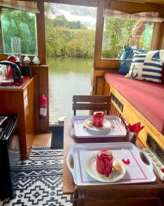 a tray with two plates of food on a boat at Péniche Mary in Reyssouze