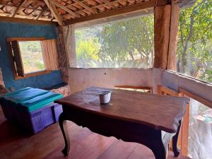 a wooden table with a cup on it in a room at JAGATÁ- Nossa comunidade in Igatu