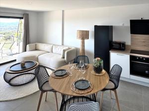 a living room with a table and some chairs at Cosi Horizon in Grosseto-Prugna