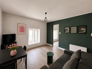 a living room with a couch and a table at Le Clos Castinet in Bollène