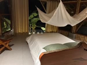 a bedroom with a bed with a mosquito net at Kapiro Ecolodge Satipo in Satipo