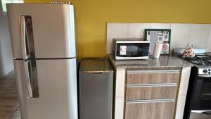 a kitchen with a refrigerator and a microwave at Km cero in Trevelín