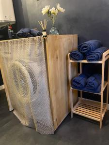 a room with a net and some blue towels at Le cottage à la glycine - Maison de charme au cœur des gorges de la Loire in Chambles