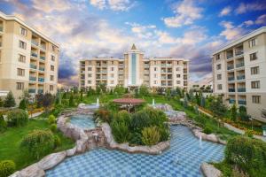 Κήπος έξω από το Grand Ozgul Thermal Holiday Village