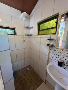 a bathroom with a sink and a shower at Casa de Marina in Palmeiras