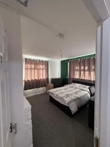 a bedroom with a bed and a green wall at 10 wyeverne road in Cardiff