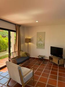 a living room with a couch and a television at Hotel Villa Toti in Santa Verónica