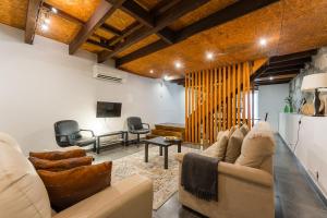 a living room with two couches and a table at GuestReady - Porto Home GuestHouse in Porto