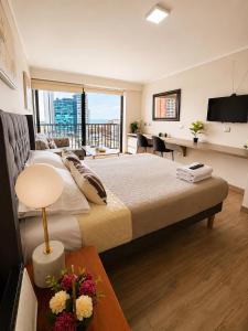 a large bedroom with a large bed and a balcony at Centro Vista Al Mar san Martin Coliving in Antofagasta