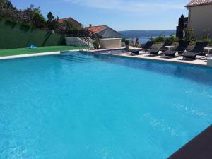 Bazén v ubytovaní Villa Kalmar - Heated pool and spectacular sea view alebo v jeho blízkosti