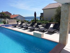 Bazén v ubytovaní Villa Kalmar - Heated pool and spectacular sea view alebo v jeho blízkosti