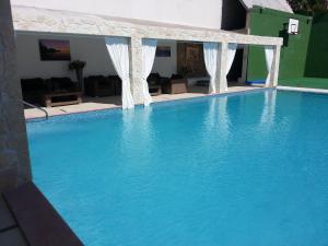 Bazén v ubytovaní Villa Kalmar - Heated pool and spectacular sea view alebo v jeho blízkosti