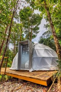 a tent with a tv on a wooden platform at Botanik Glamping in Coto Brus