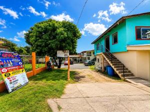 a building with a sign in front of it at Hotel Comfort Trujillo in La Milagrosa