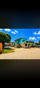 a blue building with a car parked in front of it at Hotel Comfort Trujillo in La Milagrosa