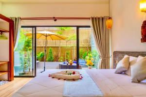 a bedroom with a large bed with a large window at Angkor Rithy Residence 2 in Phumĭ Réach Born (1) +62 photos