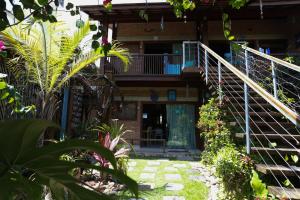 a house with a staircase in a garden at Lumar Flats in Paulista